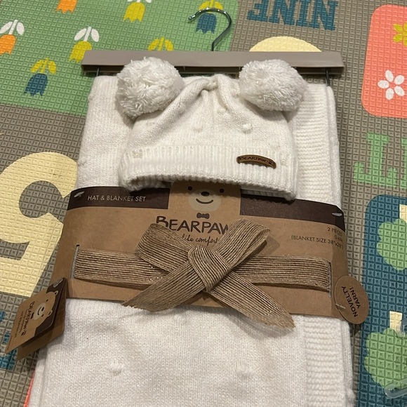 Bear paw hat and blanket set and baby shoes NWT - Picture 3 of 3